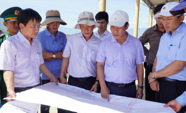 Chủ tịch UBND tỉnh Thừa Thiên Huế Nguyễn Văn Phương kiểm tra tình hình thực hiện xây dựng công trình dự án Cảng cá Tư Hiền